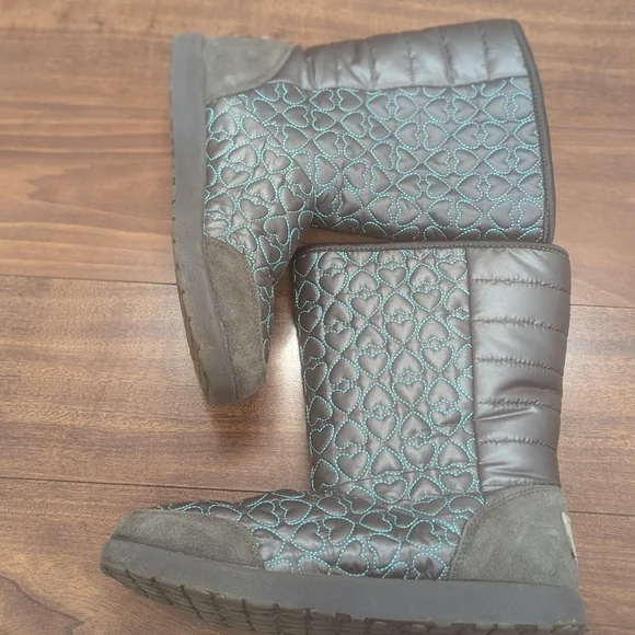 UGG Girls Boots - Picture 4 of 11